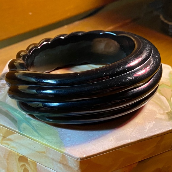 SALE 3/$20 VTG Chunky black lucite carved oval bangle,double sided twist - Picture 6 of 10